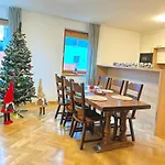 Familyvilla, New 4 Luxury Big Apartments, Parking Appartement Praag