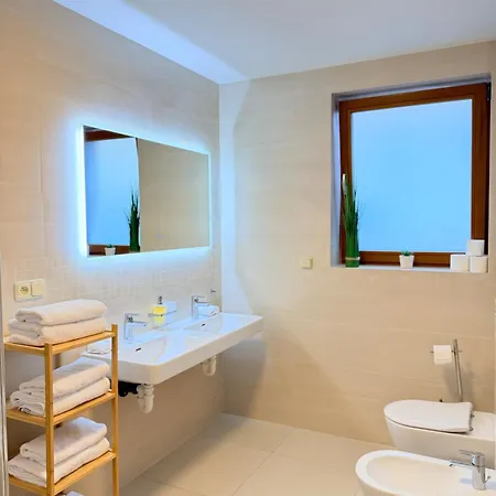 Familyvilla, New 4 Luxury Big Apartments, Parking * Prague