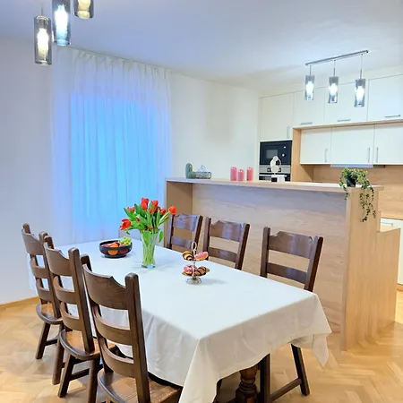 Familyvilla, New 4 Luxury Big Apartments, Parking * Praga