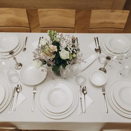 Familyvilla, New 4 Luxury Big Apartments, Parking براغ